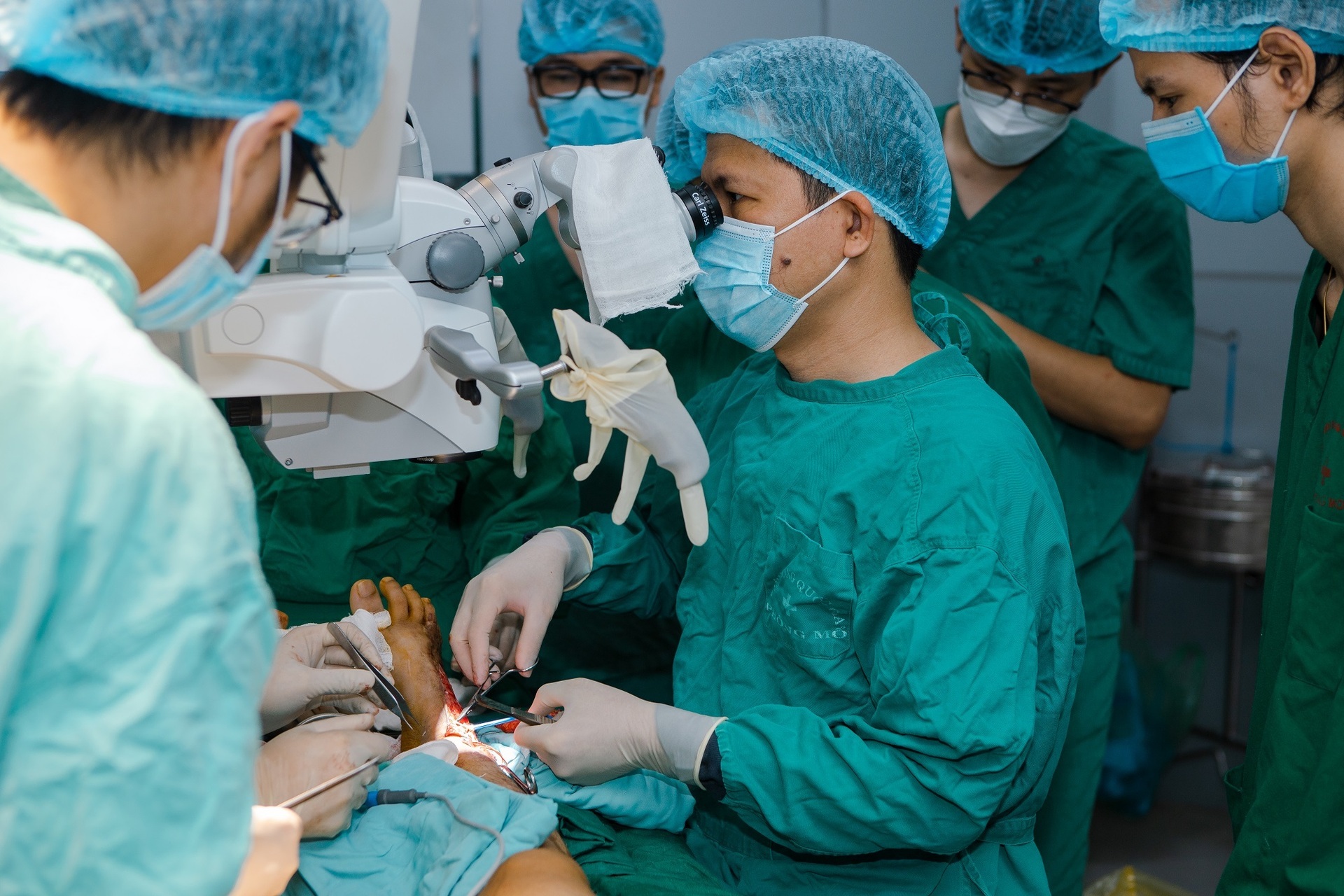 Tiền mất tật mang sau thẩm mỹ: Đừng vì “ngon, bổ, rẻ” mà “nhắm mắt đưa chân” - 6