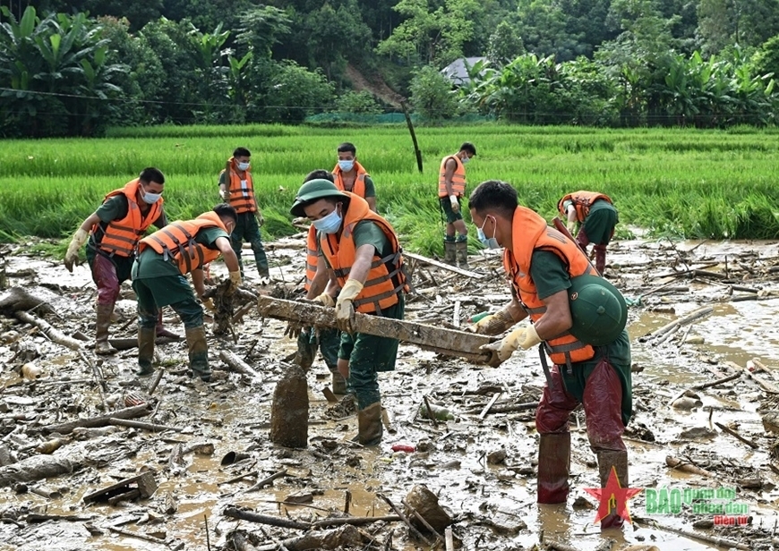Những khoảnh khắc lay động triệu trái tim giữa cơn lũ lịch sử - 15