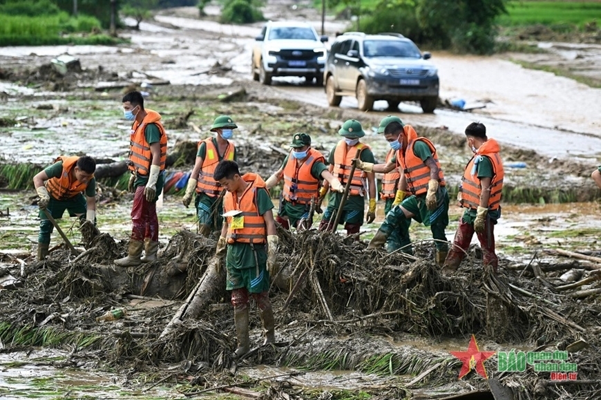 Những khoảnh khắc lay động triệu trái tim giữa cơn lũ lịch sử - 13