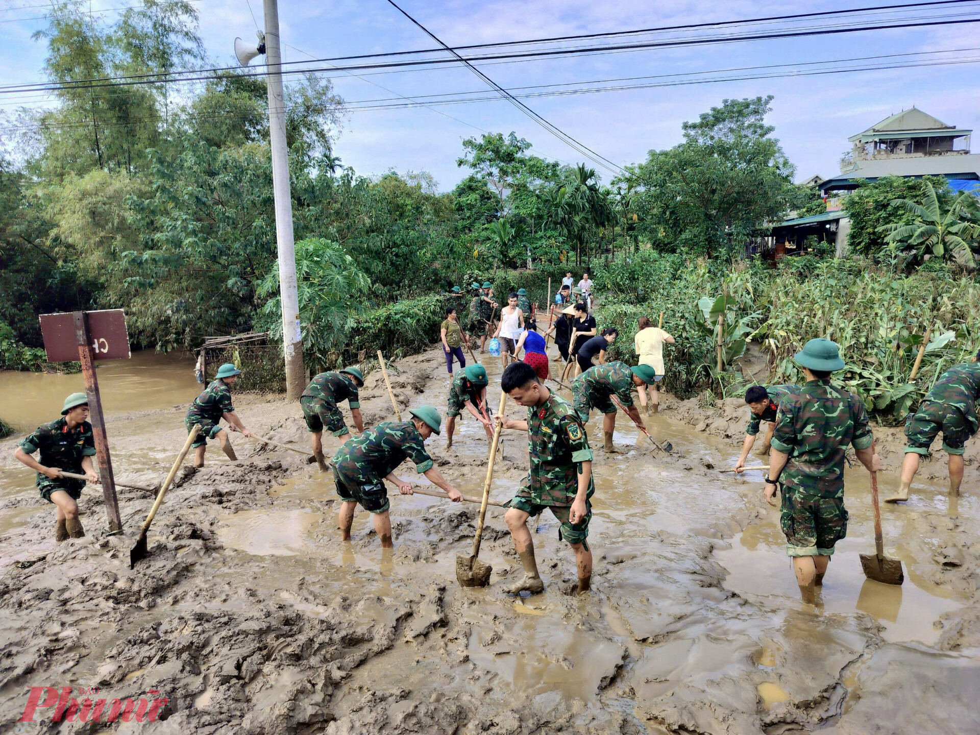 Những khoảnh khắc lay động triệu trái tim giữa cơn lũ lịch sử - 1