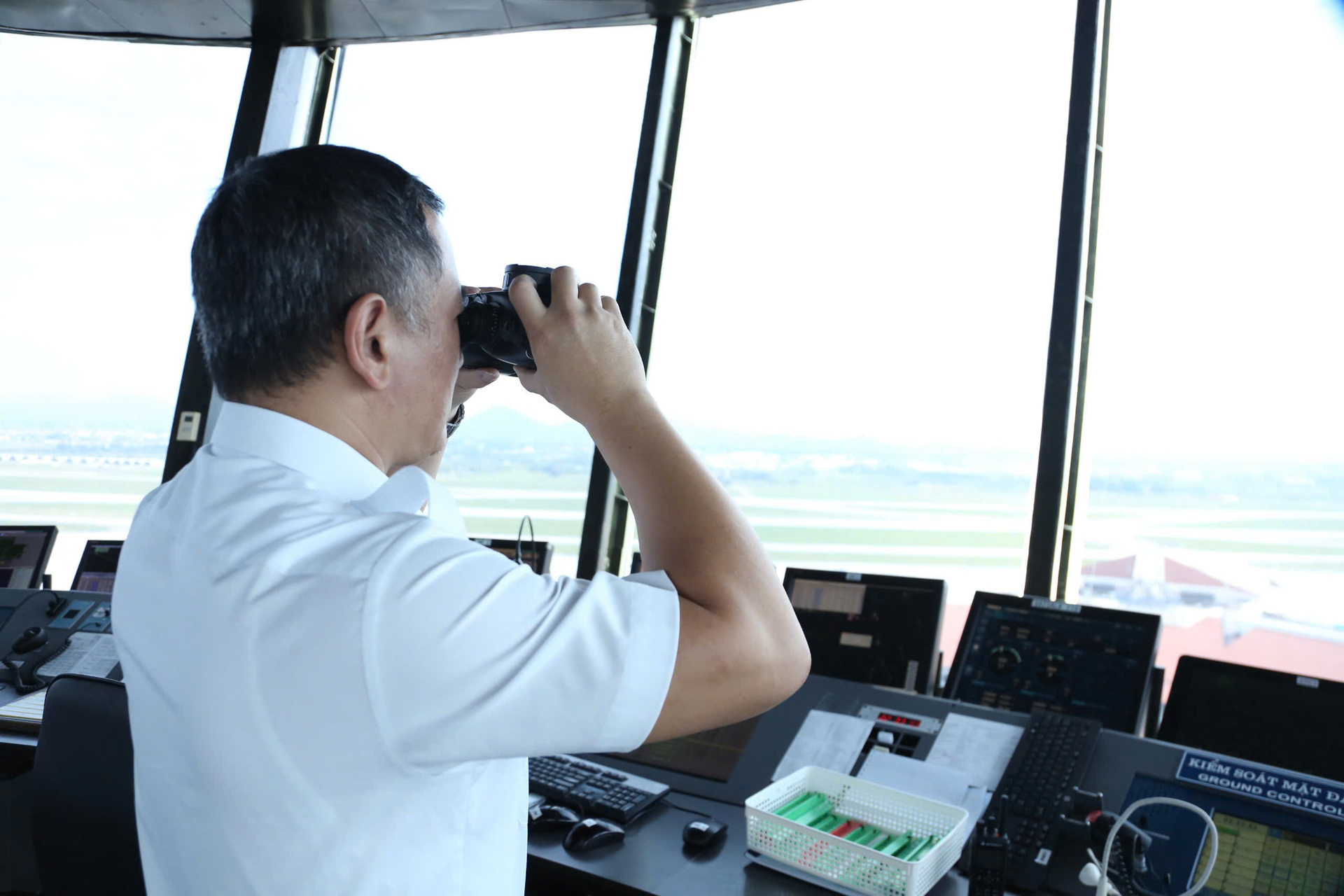 Kiểm soát viên không lưu – Người “giấu mặt” đảm bảo an toàn mỗi chuyến bay - 14