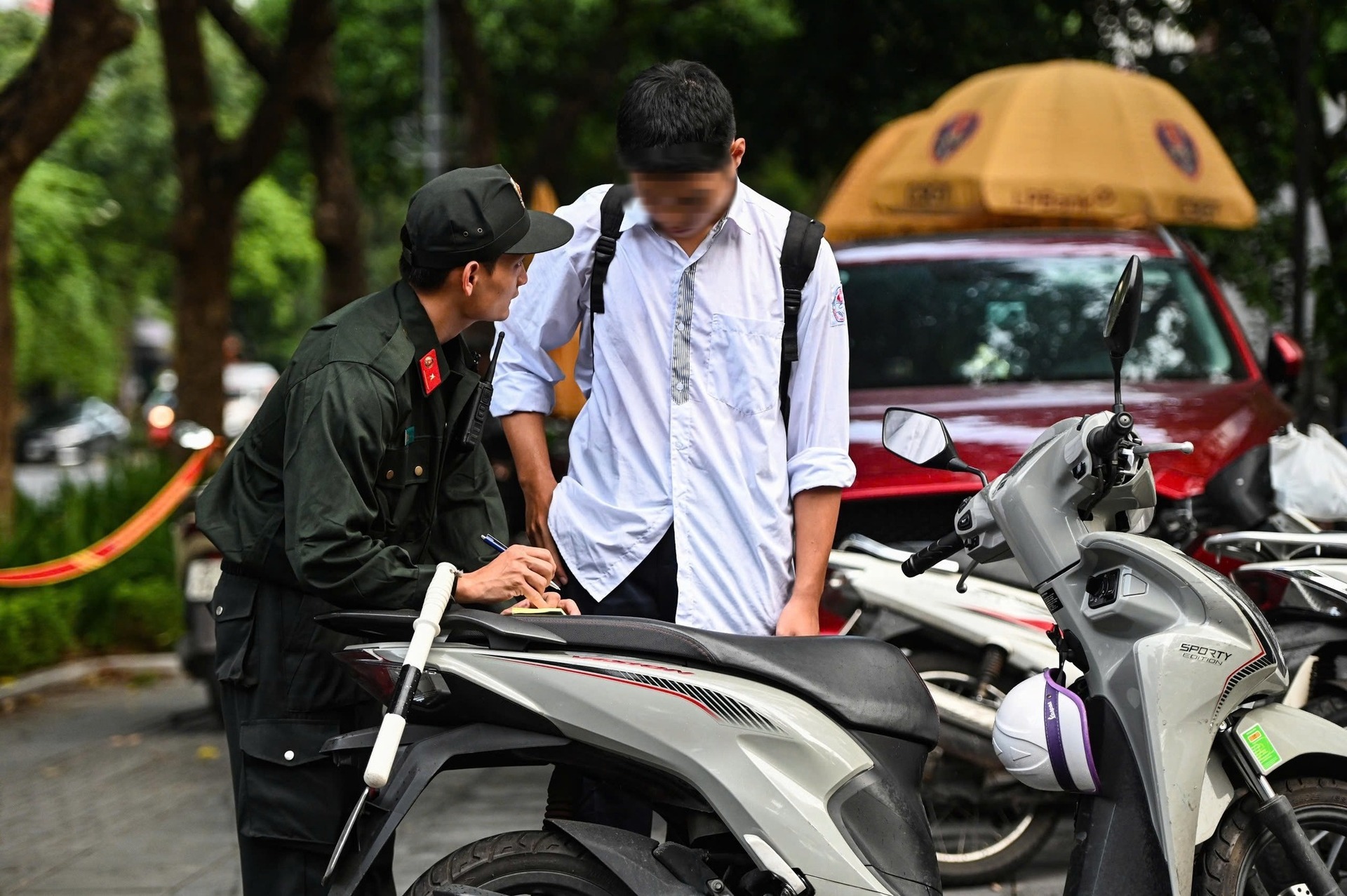 Nhiều phụ huynh chủ quan khi giao hoặc không quản lý việc con em tự ý sử dụng phương tiện khi chưa đủ tuổi. Ảnh minh họa