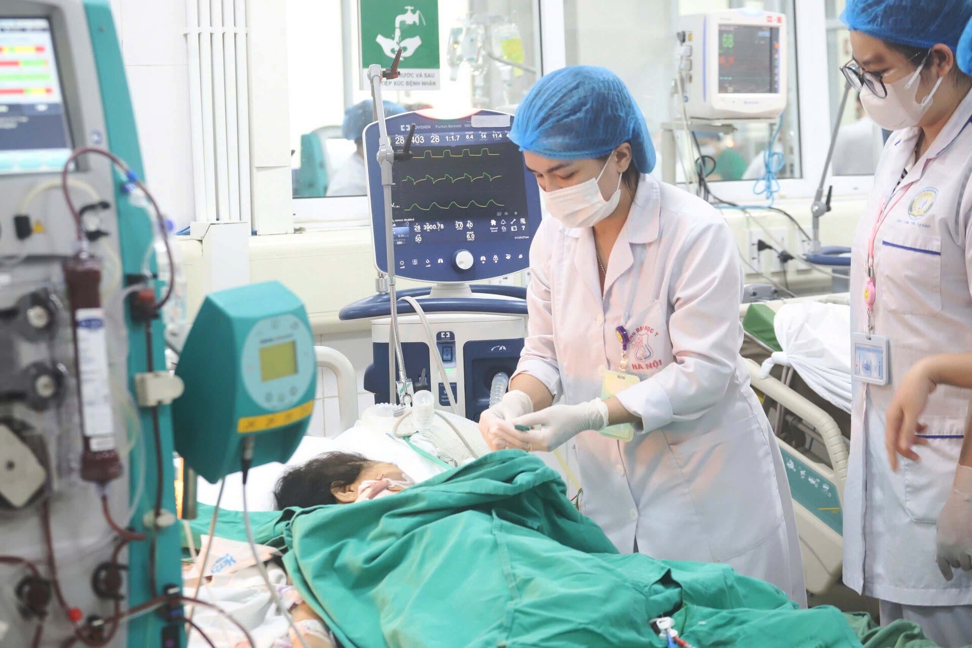 "Bóng hồng" khoa cấp cứu truyền nhiễm và tình yêu nghề mãnh liệt suốt 20 năm - 2