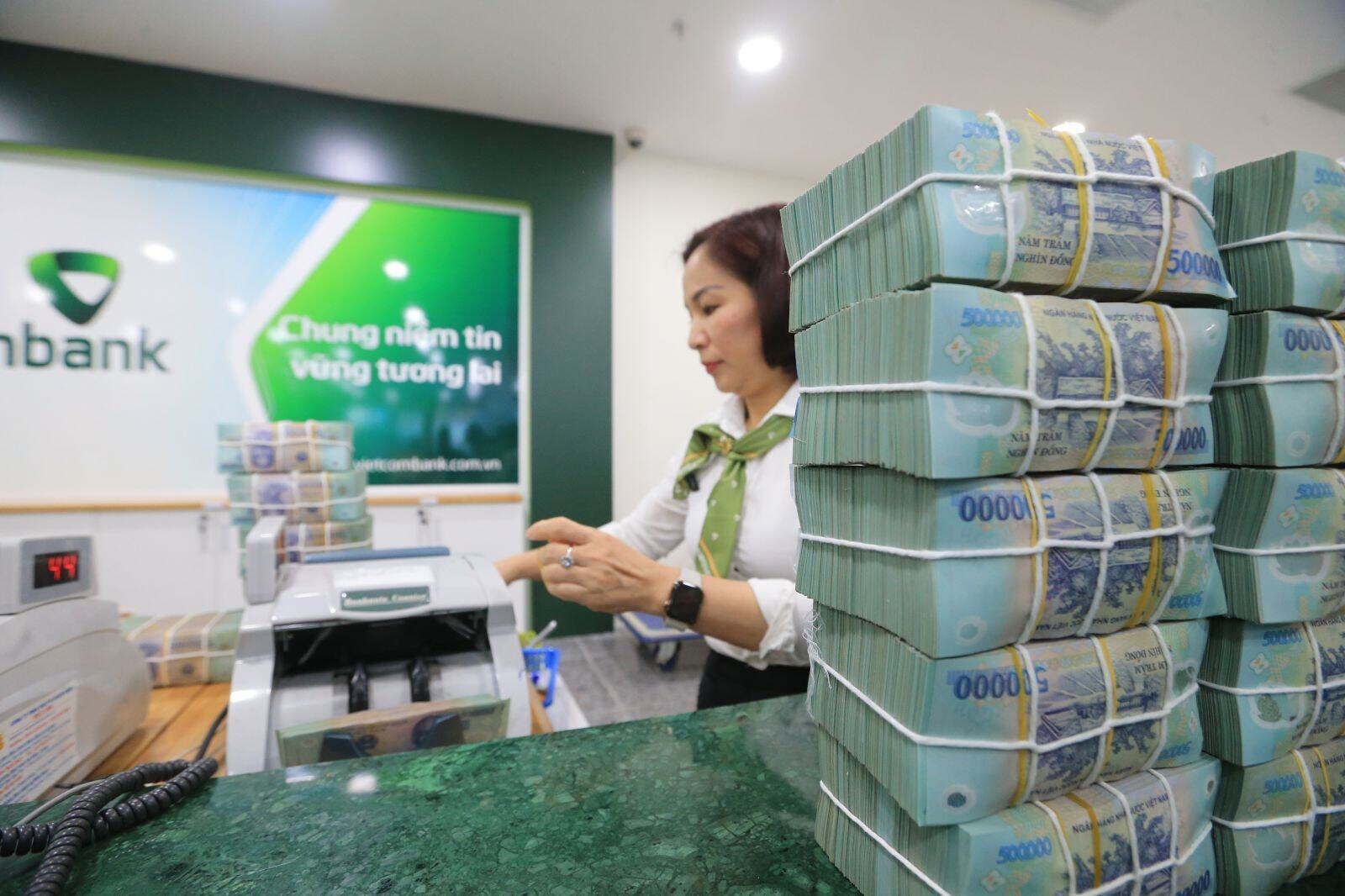 Cổ phiếu của các ngành ngân hàng, chứng khoán,..được các chuyên gia đánh giá cao.