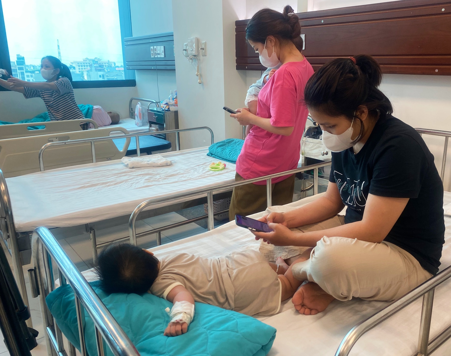 Nhiều trẻ nhập viện vì COVID-19 ở Hà Nội, các viện sẵn sàng ứng phó dịch - 2