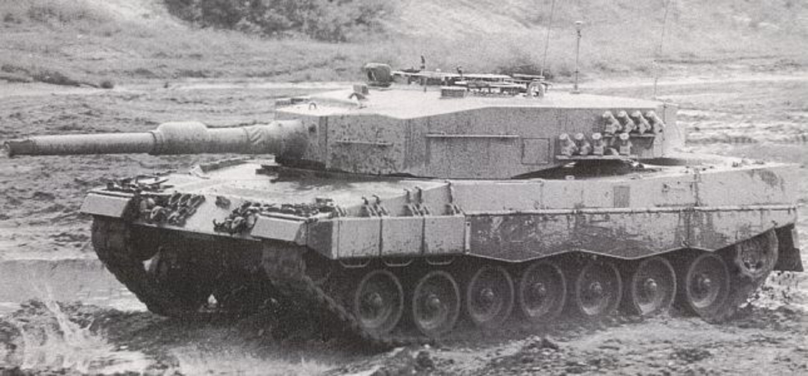 Leopard 2: Cỗ "xe tăng bay" lừng danh bất ngờ lâm cảnh "đắp chiếu" tại Ukraine, vỡ tan mộng tưởng "thay đổi cuộc chơi" - 5
