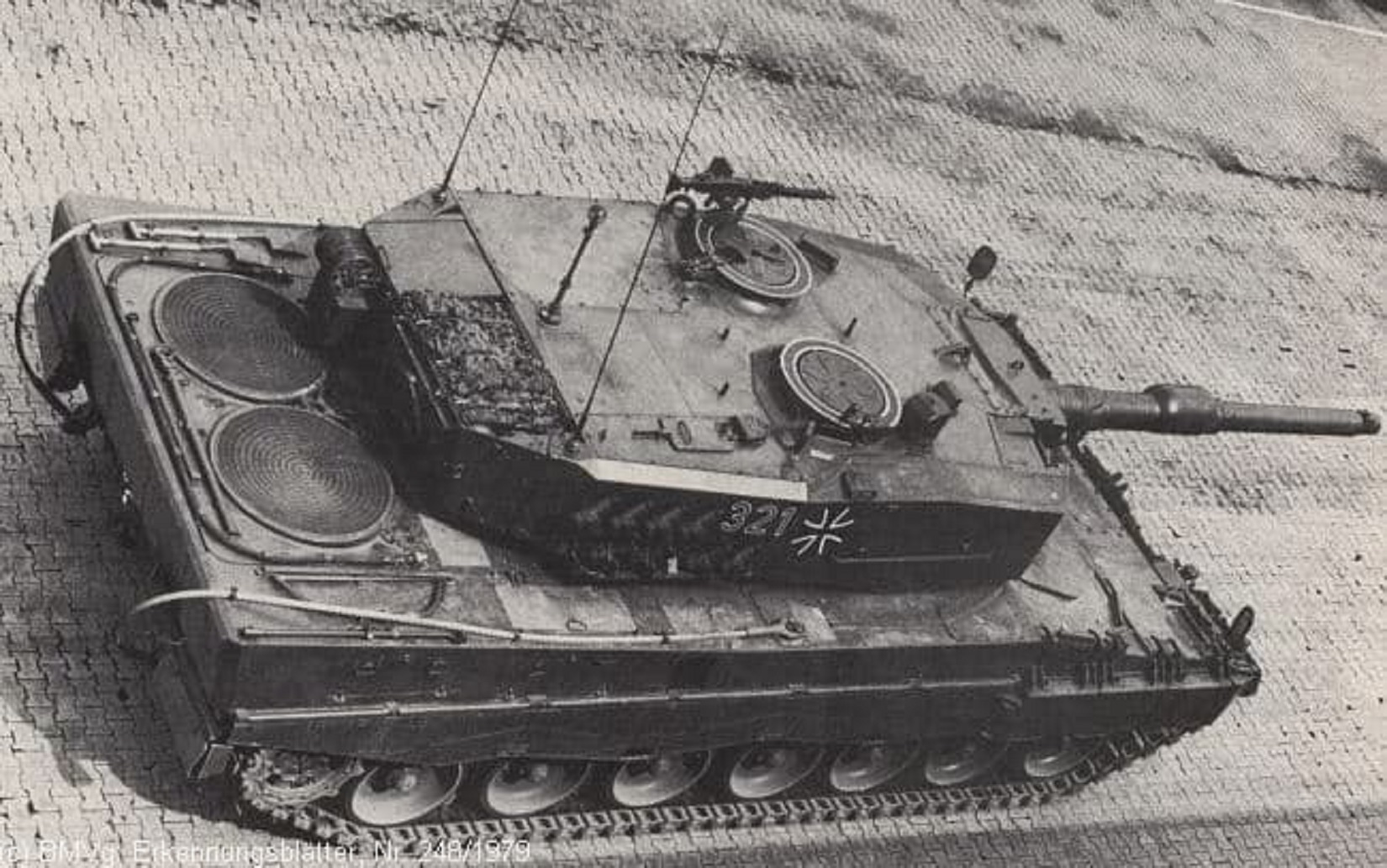 Leopard 2: Cỗ "xe tăng bay" lừng danh bất ngờ lâm cảnh "đắp chiếu" tại Ukraine, vỡ tan mộng tưởng "thay đổi cuộc chơi" - 4