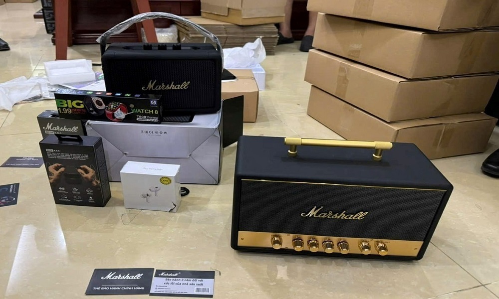 Lực lượng chức năng thu giữ nhiều thiết bị điện tử giả ở Hà Nội.