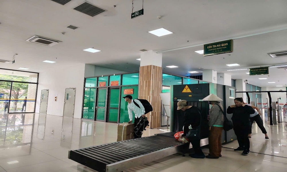 Hành lý của hành khách được kiểm tra bằng hệ thống soi chiếu khi qua Cửa khẩu Quốc tế Lào Cai.