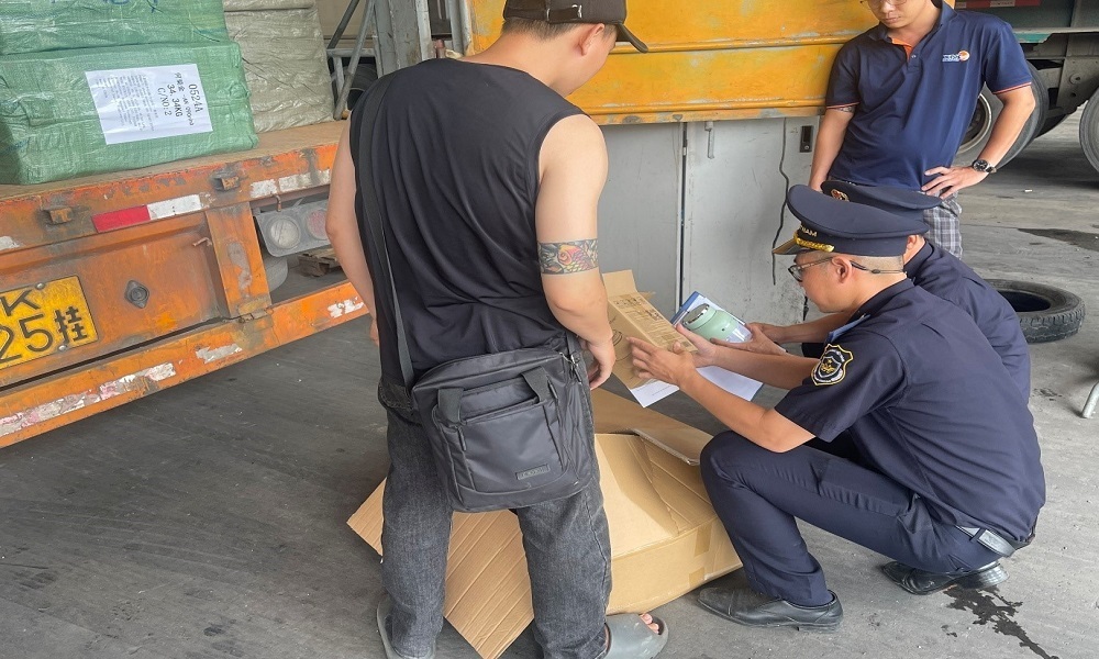 Hải Quan Lạng Sơn tiến hành kiểm tra hàng hóa.