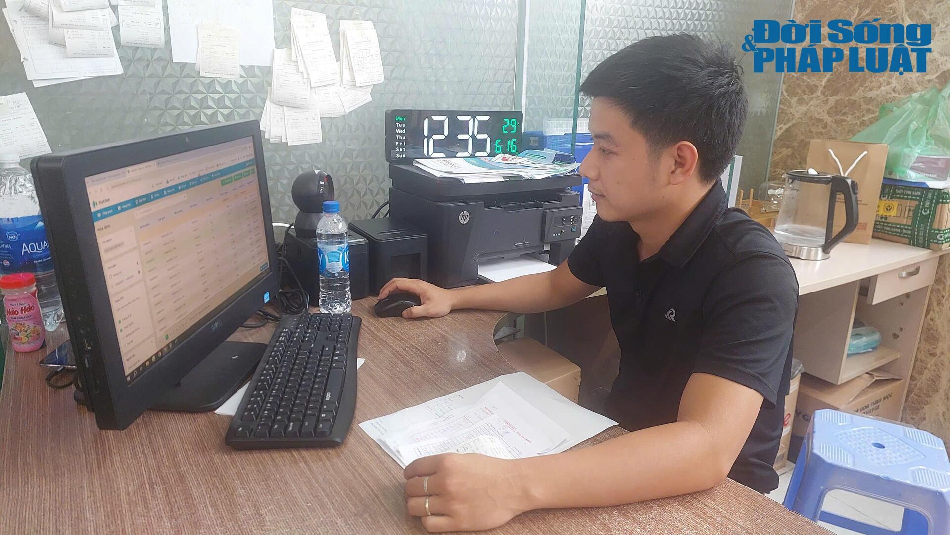 Anh Lê Văn Tam thao tác trích xuất hóa đơn điện tử trên phần mềm.