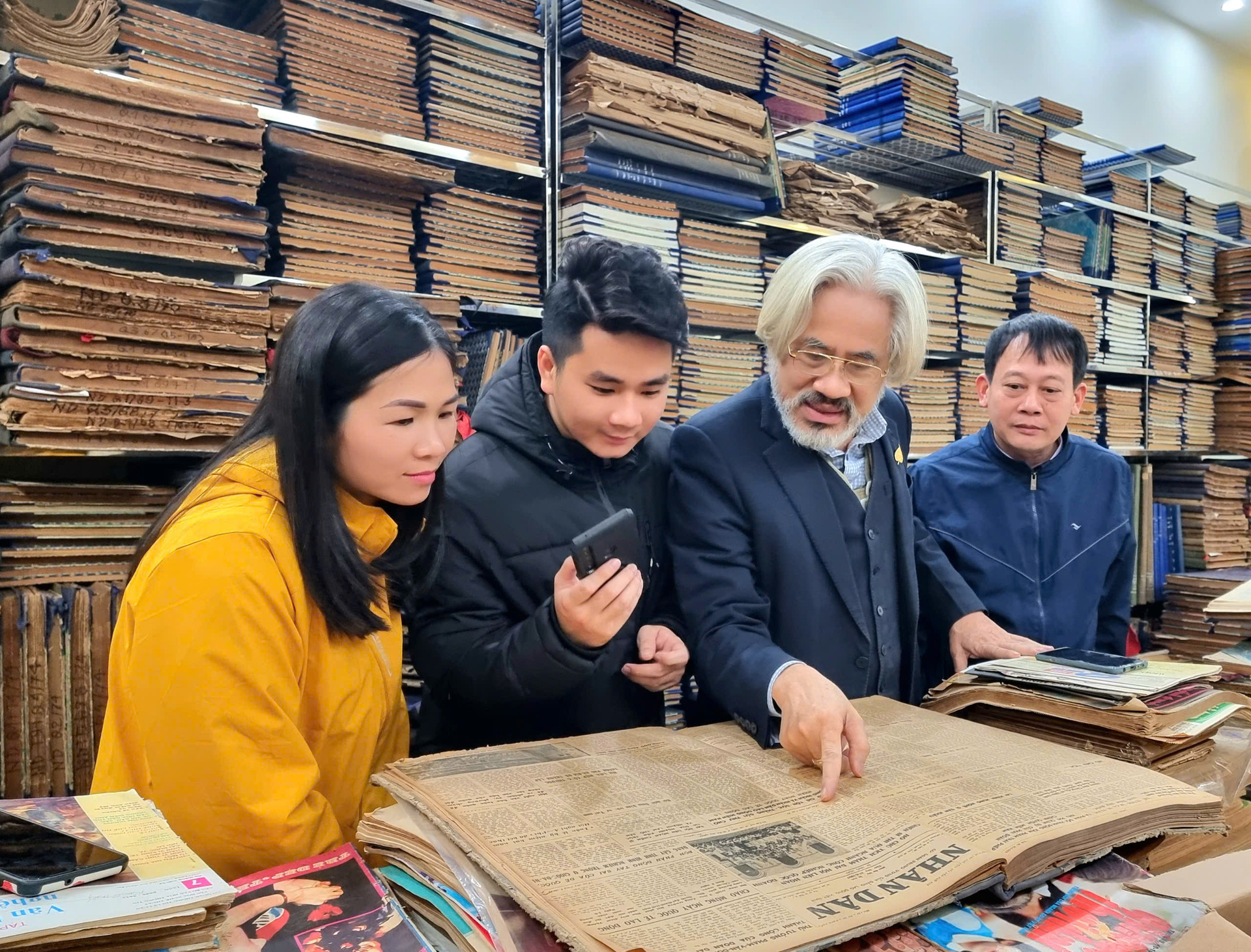 Gặp gỡ người lưu giữ “dòng thời gian lịch sử dân tộc” qua 400.000 trang báo cũ giữa kỷ nguyên số - 6