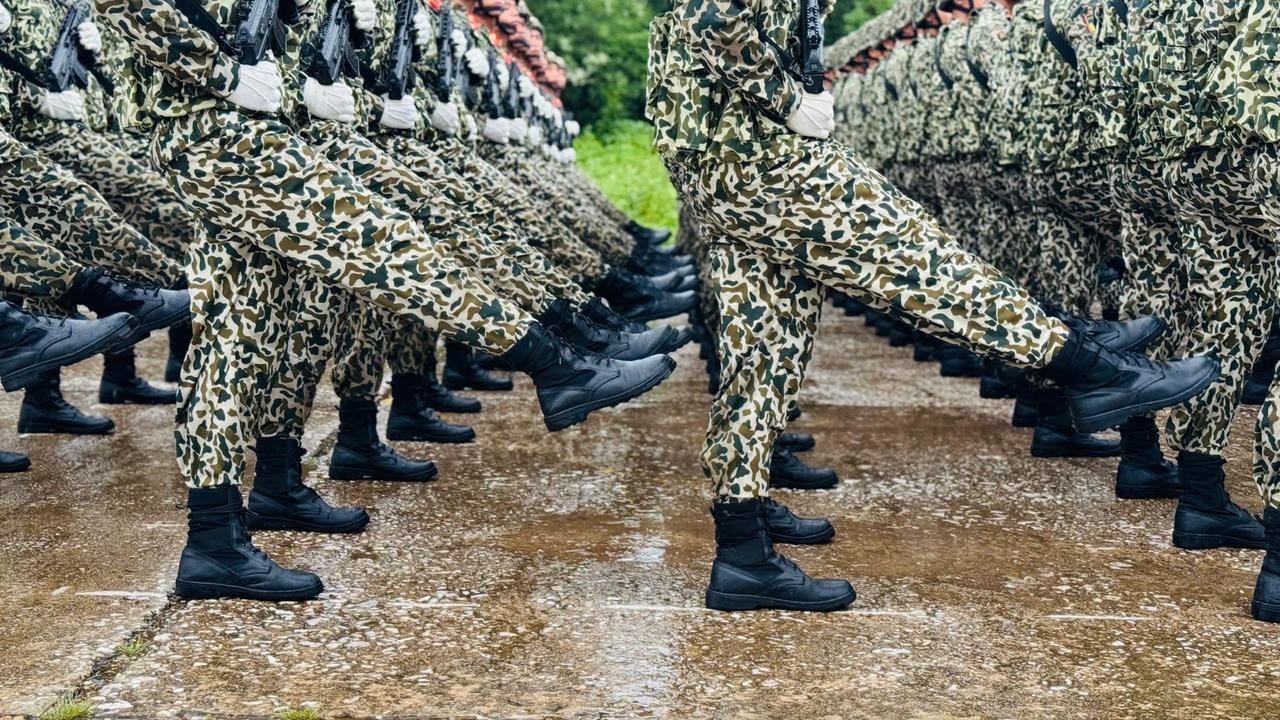 Mỗi động tác, mỗi bước chân đều tăm tắp, trăm người như một của các chiến sĩ Binh chủng Đặc công, Nguồn ảnh: Mỵ Châu