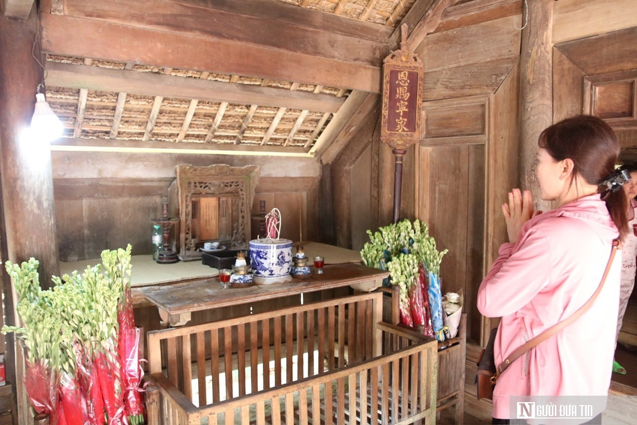 Dù Bác đã đi xa nhưng mỗi người dân Việt Nam luôn ghi nhớ công lao to lớn của người đối với dân tộc, ai cũng rưng rưng nước mắt khi được tự tay thắp nén hương thơm lên bàn thờ Bác. Nhiều người không giấu được cảm xúc, bày tỏ lòng biết ơn vô hạn khi được thắp nén tâm nhang trước anh linh Người.