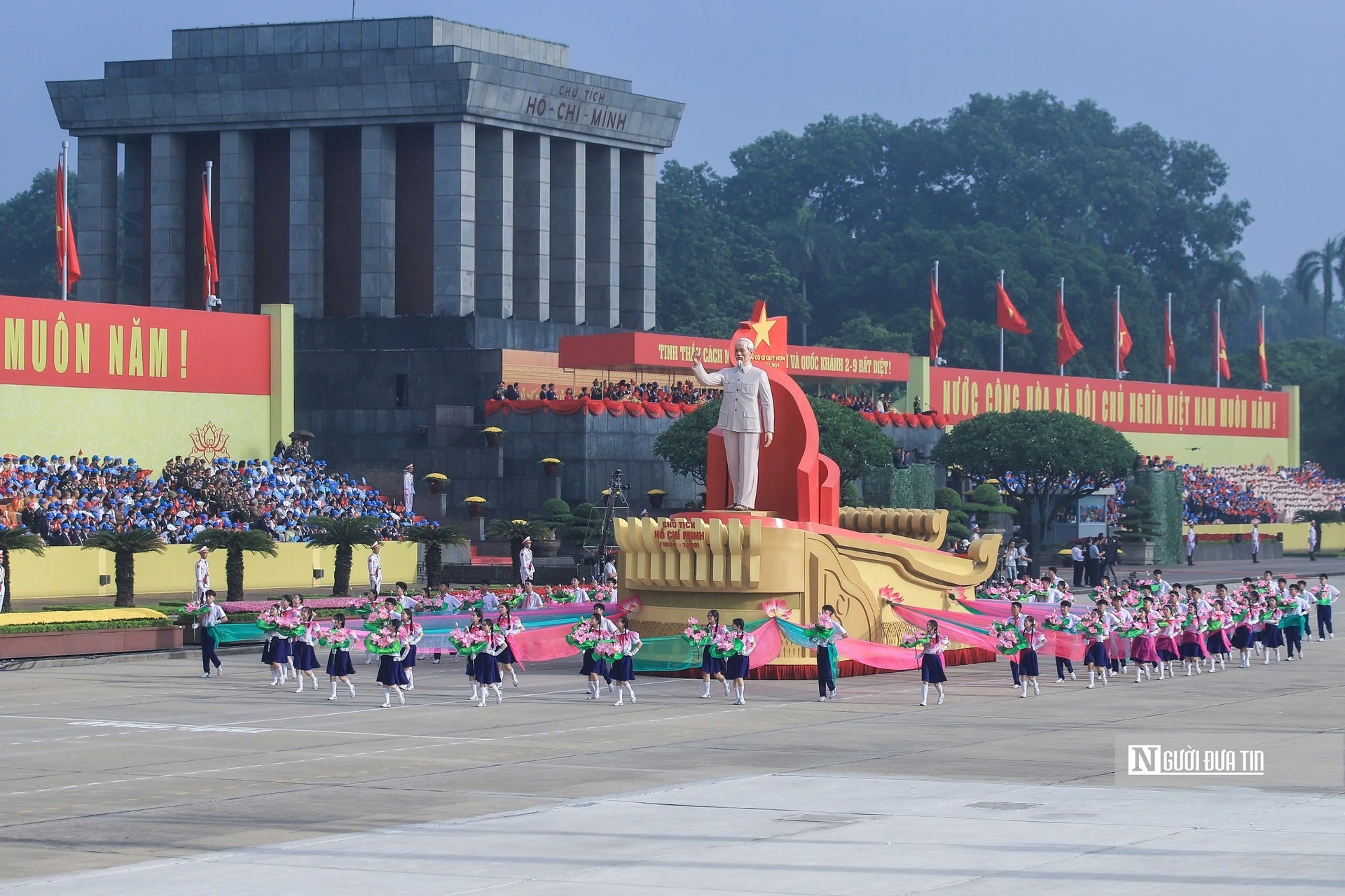 Xe rước chân dung Chủ tịch Hồ Chí Minh.