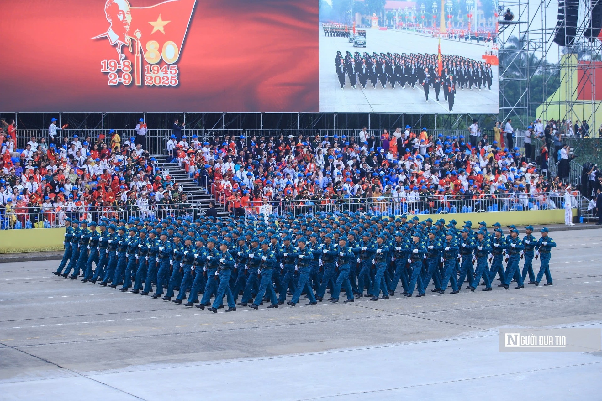 Các khối diễu binh, diễu hành đi qua lễ đài.