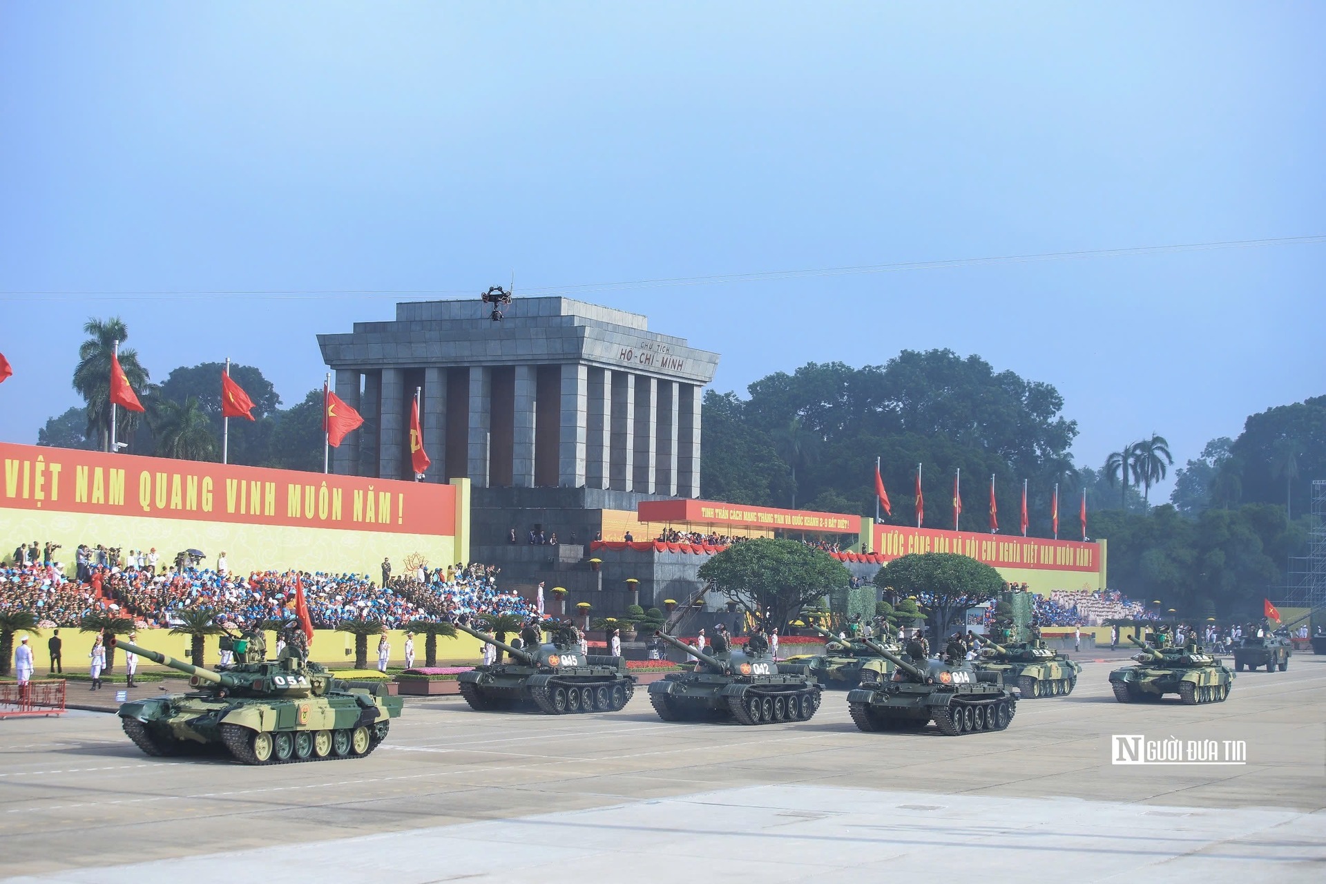 Dàn khí tài tiến qua lễ đài.