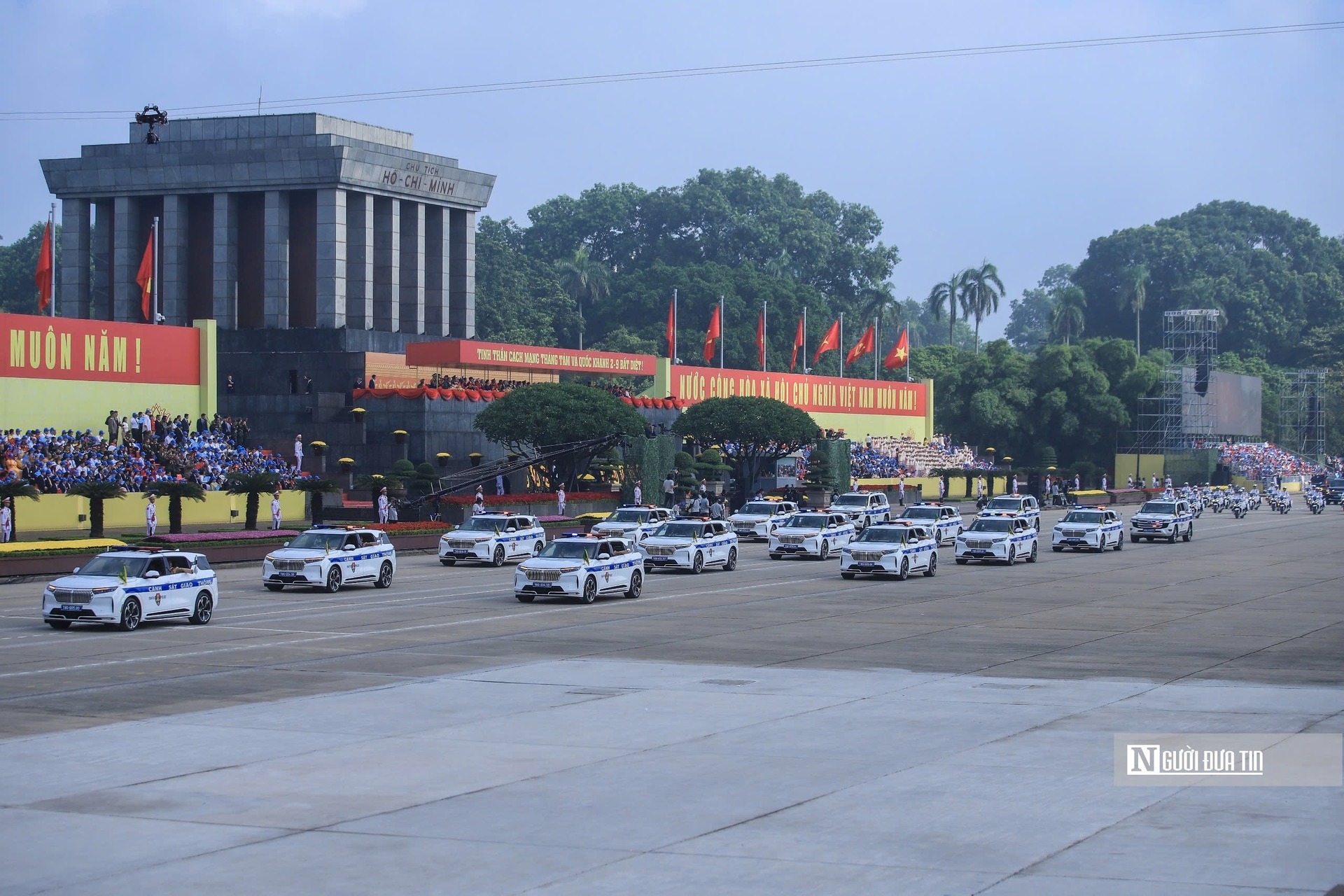 Khối xe chỉ huy giao thông dẫn đoàn.