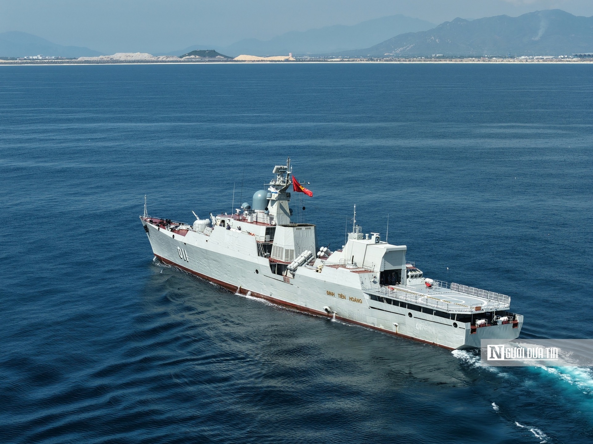 Tàu hộ vệ tên lửa Đinh Tiên Hoàng.