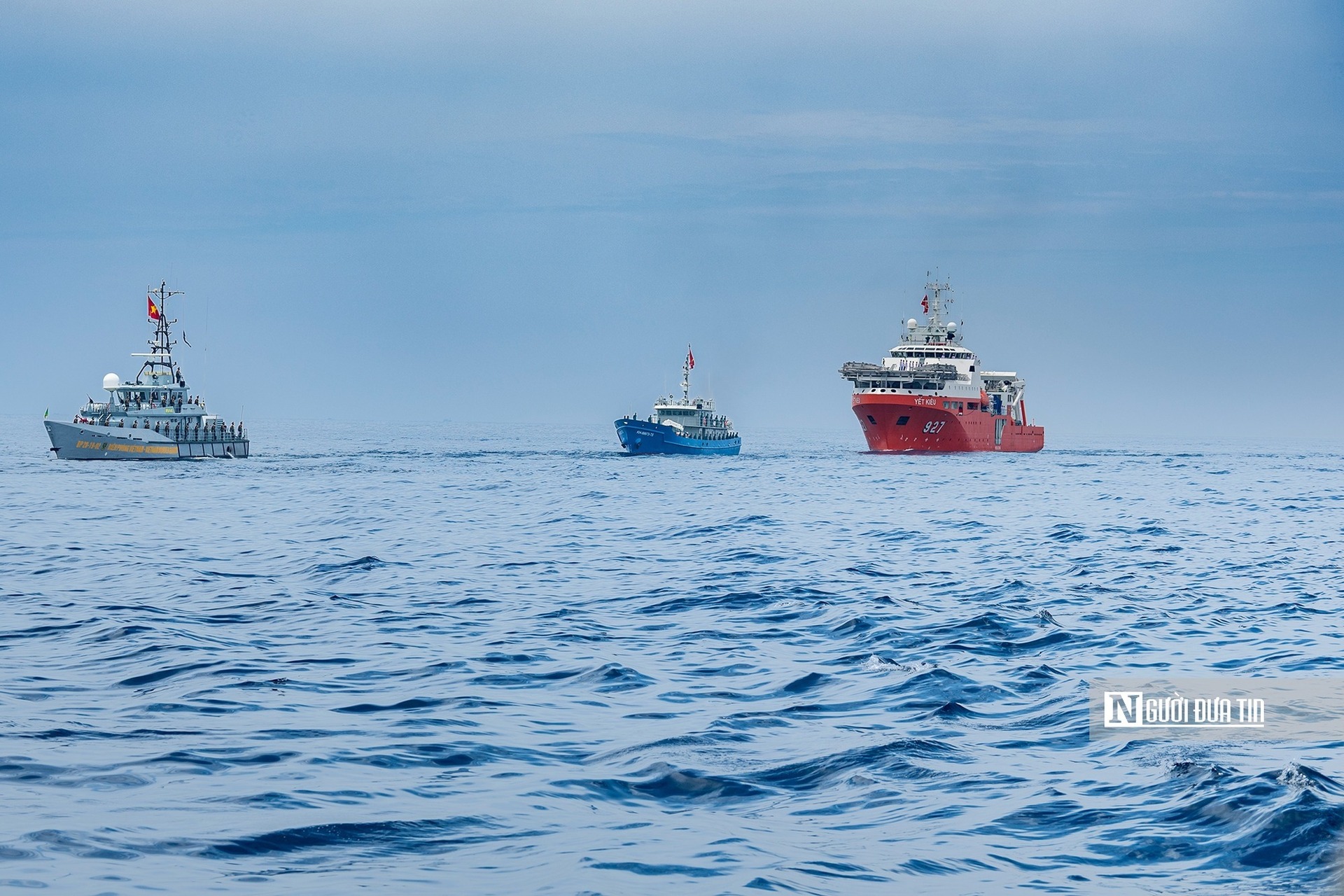 Tàu cứu hộ đa năng và các tàu phục vụ tham gia diễu binh trên biển.