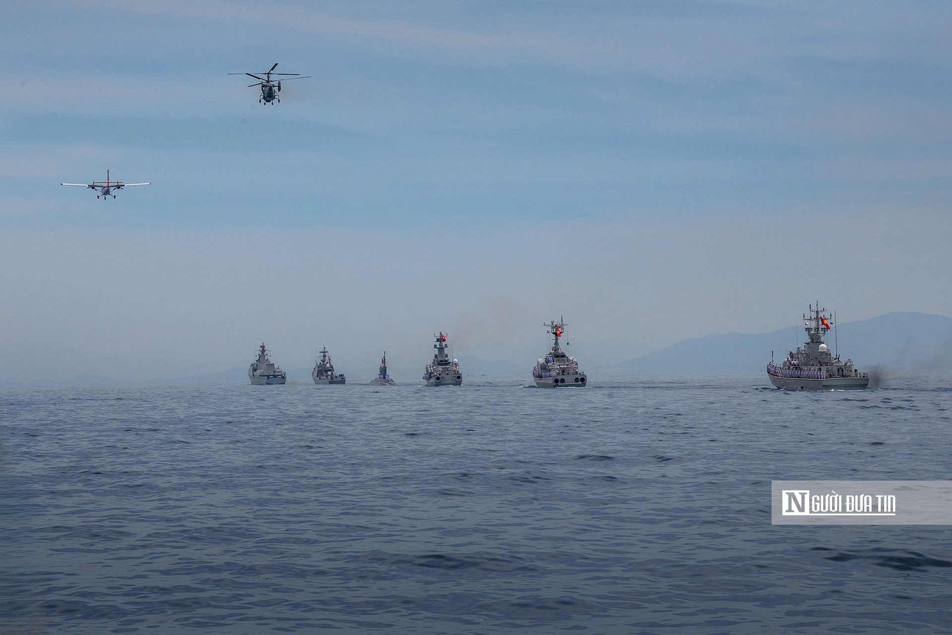 Biên đội máy bay DHC6 và trực thăng săn ngầm Ka28 cùng các biên đội tàu tên lửa tham gia diễu binh trên biển.
