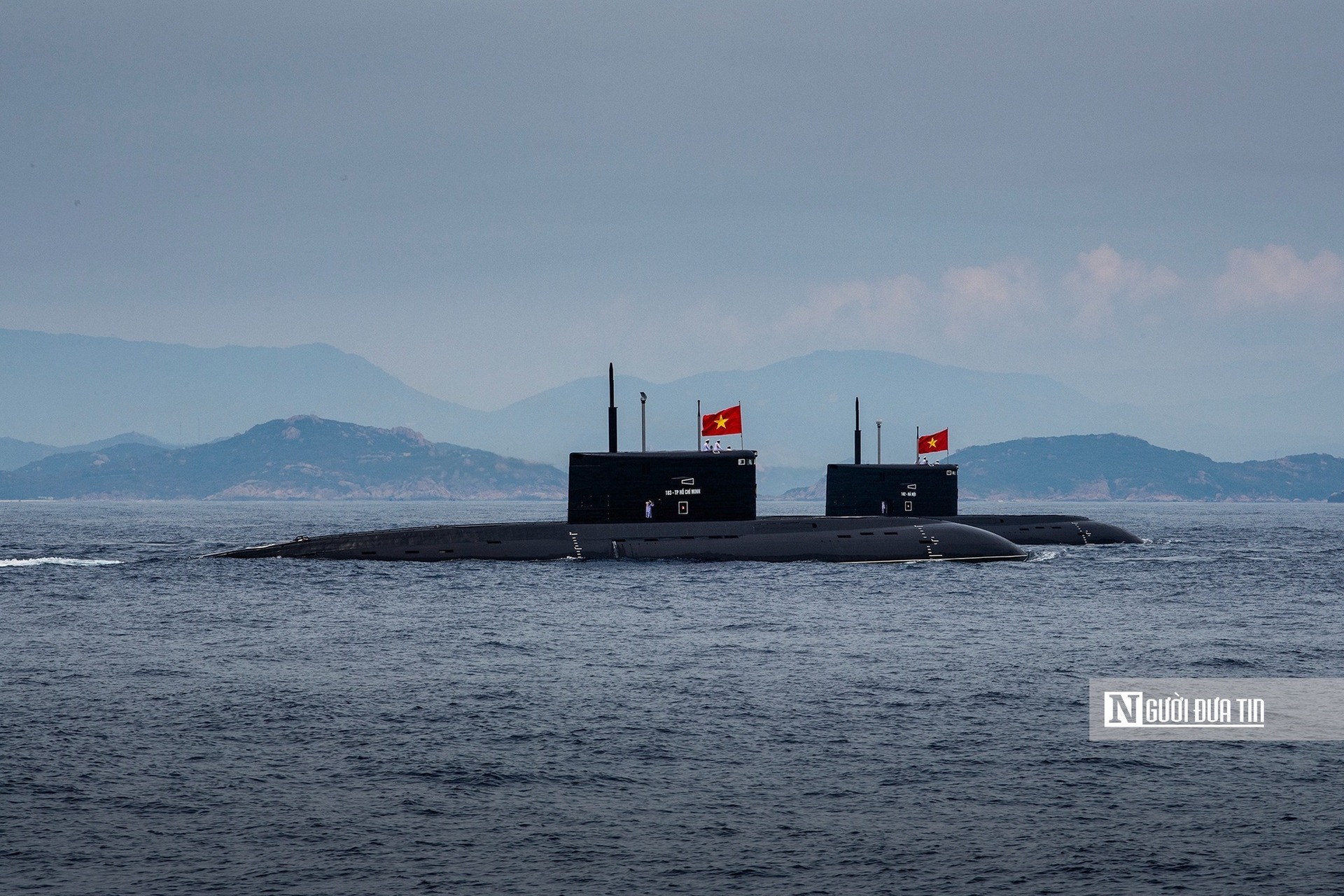 Biên đội tàu ngầm Kilo 636 tham gia diễu binh trên biển.