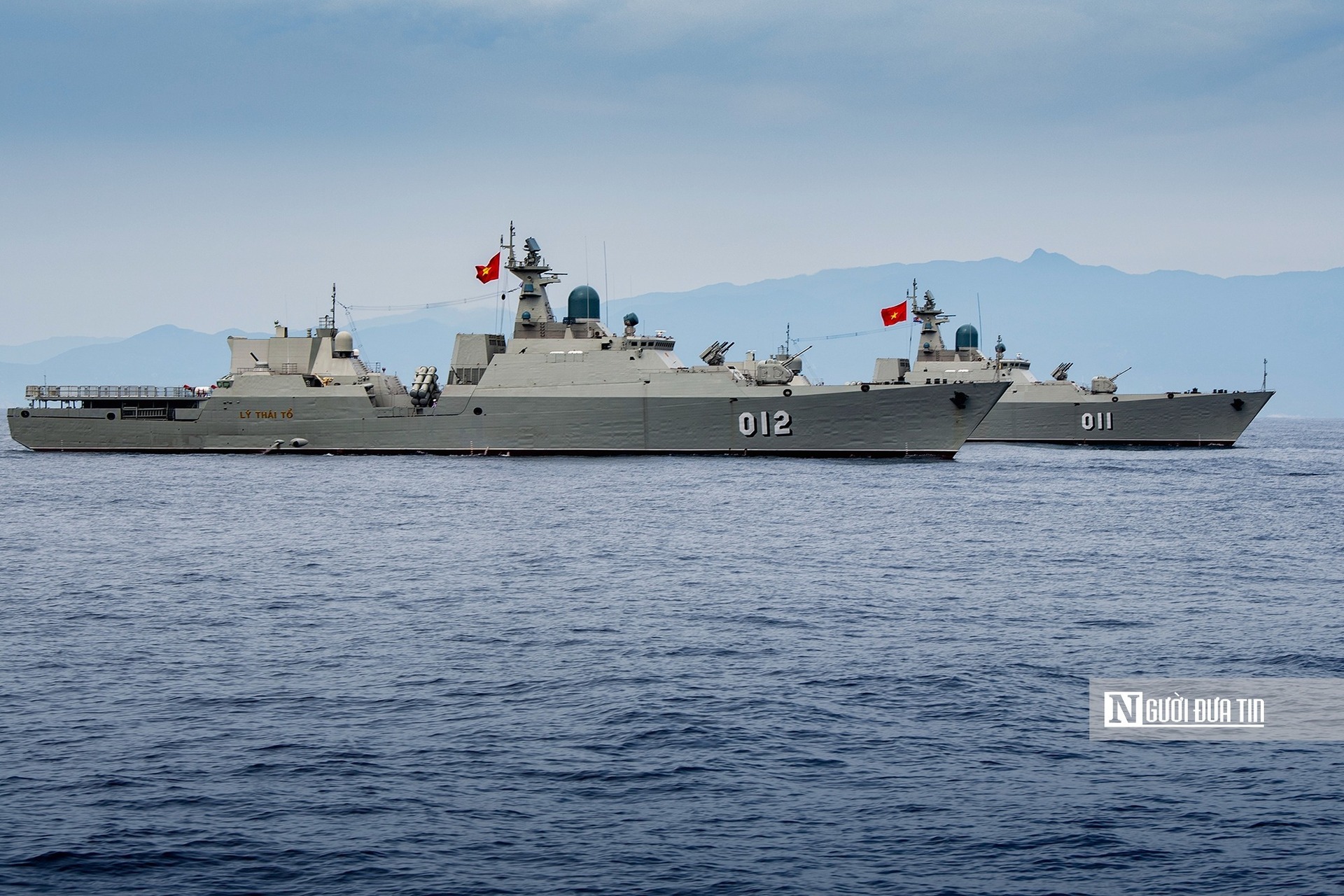 Biên đội tàu hộ vệ tên lửa 3.9 tham gia diễu binh trên biển.