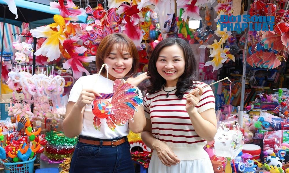 Chị Thanh (đến từ Hà Nội) cùng người thân đã tranh thủ đến đây để chụp ảnh và mua vài món đồ trang trí cho gia đình.