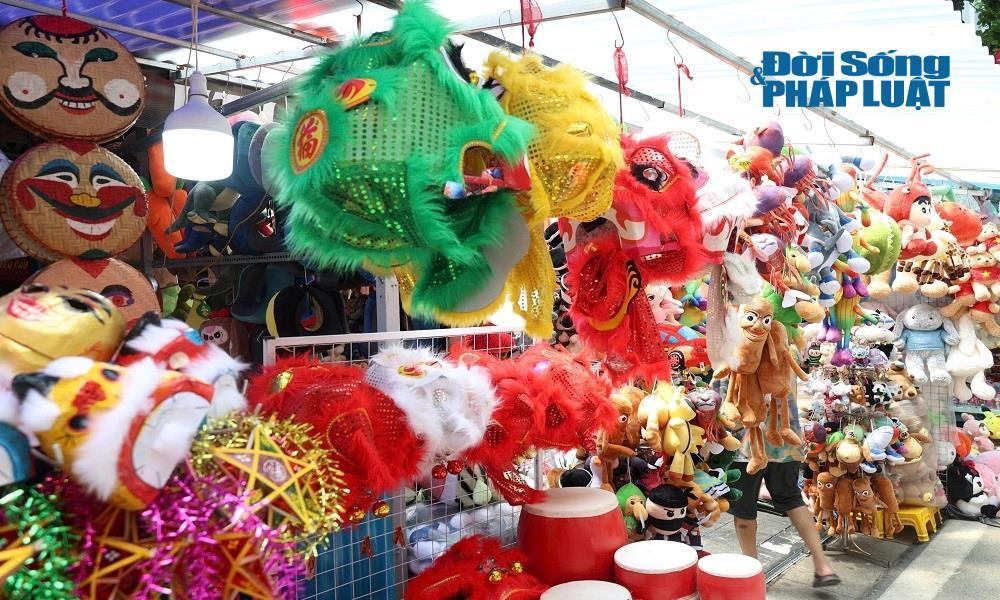 Các gian hàng trang trí lộng lẫy với đủ loại mặt hàng truyền thống như đèn lồng giấy bóng, đèn kéo quân, trống tay, mặt nạ giấy bồi, đầu lân…
