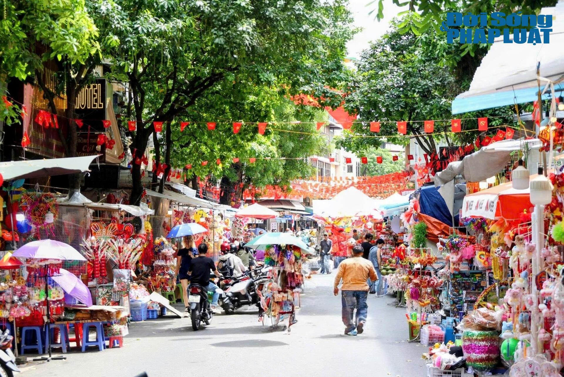 Hà Nội: Phố Hàng Mã rực rỡ sắc màu, rộn ràng đón Trung thu sớm - 1