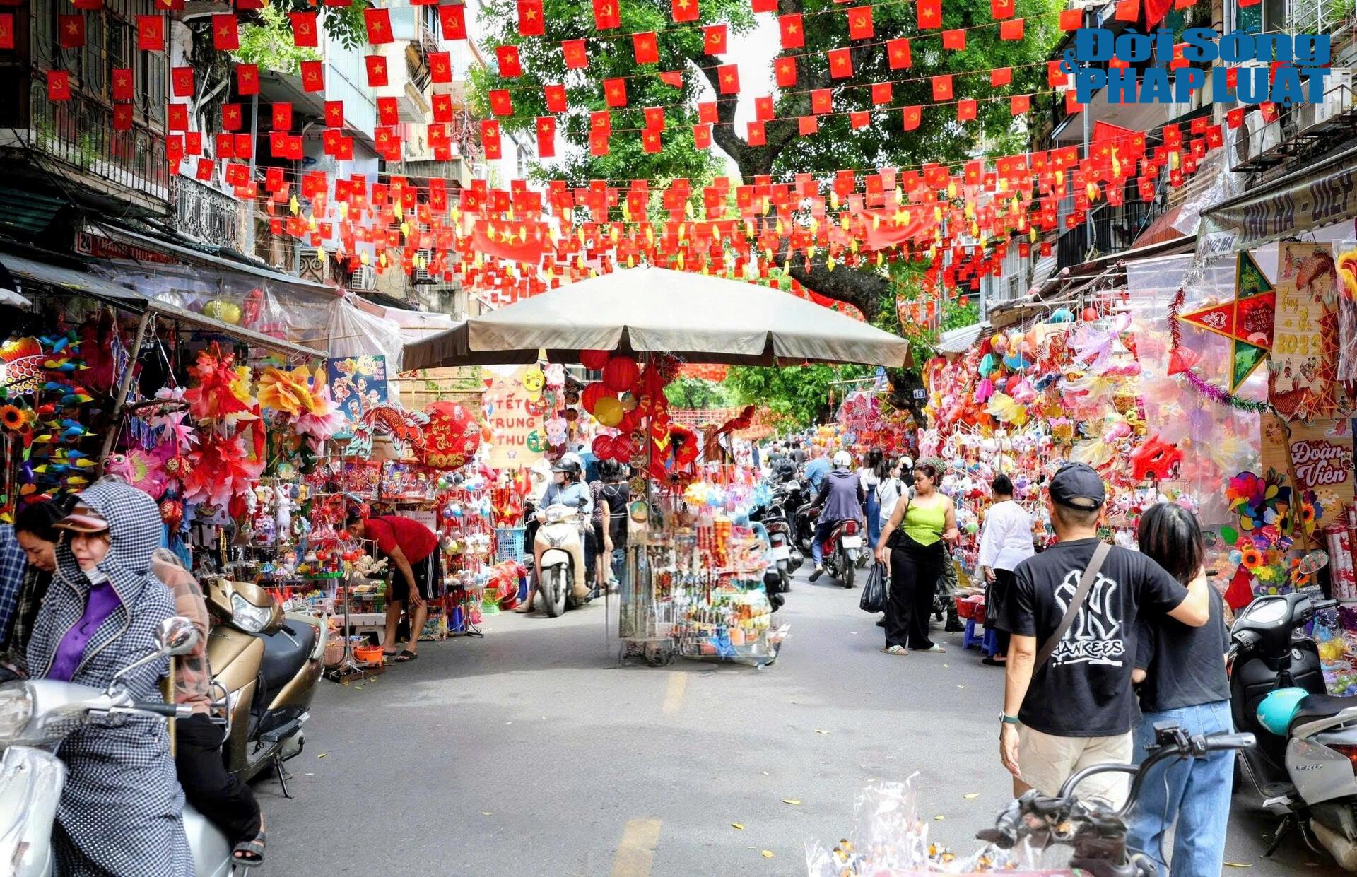 Không khí nhộn nhịp suốt từ sáng cho tới tối muộn.