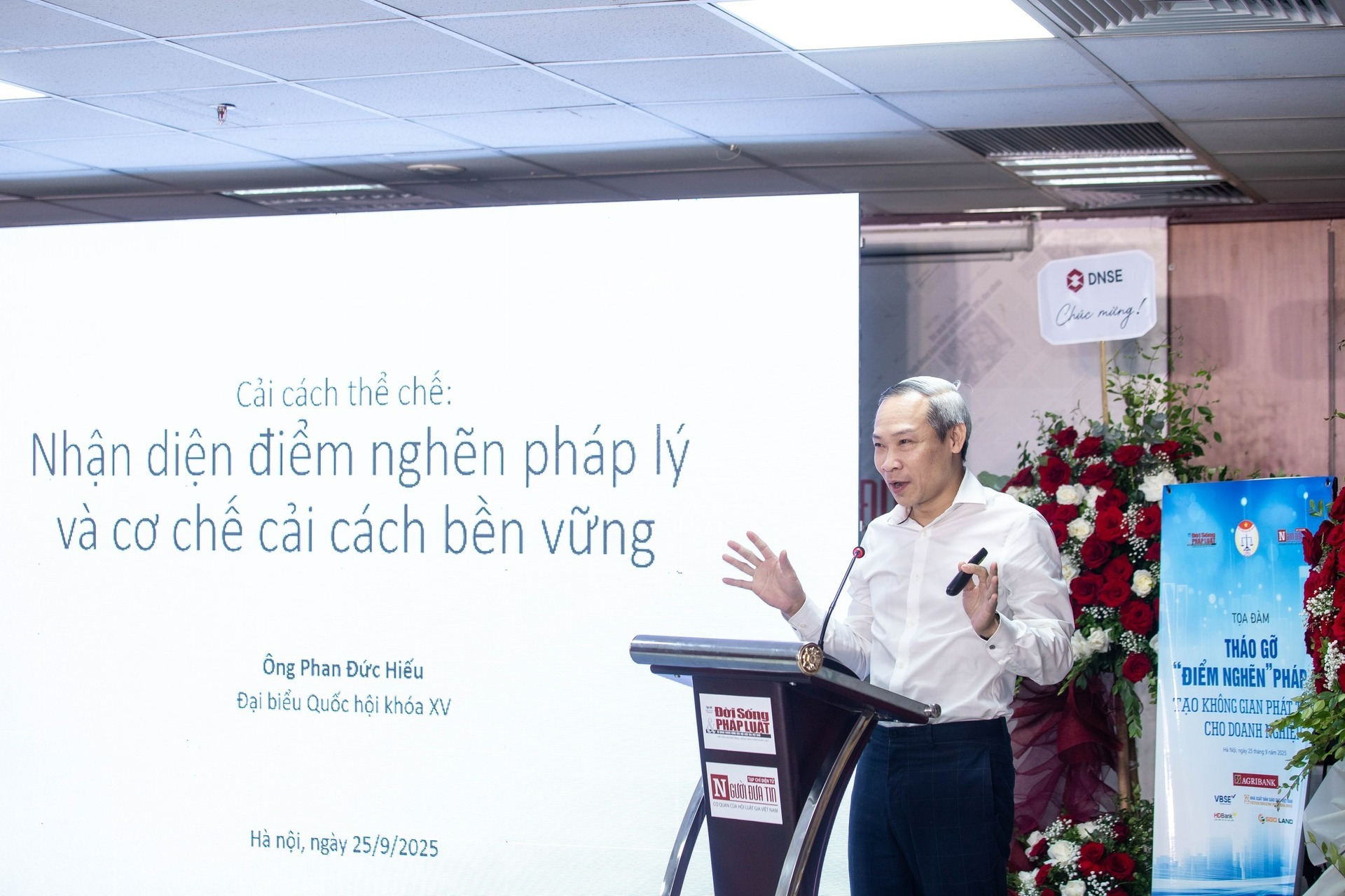 TS. Phan Đức Hiếu – Uỷ viên Ủy ban Kinh tế của Quốc hội trình bày tham luận tại toạ đàm.