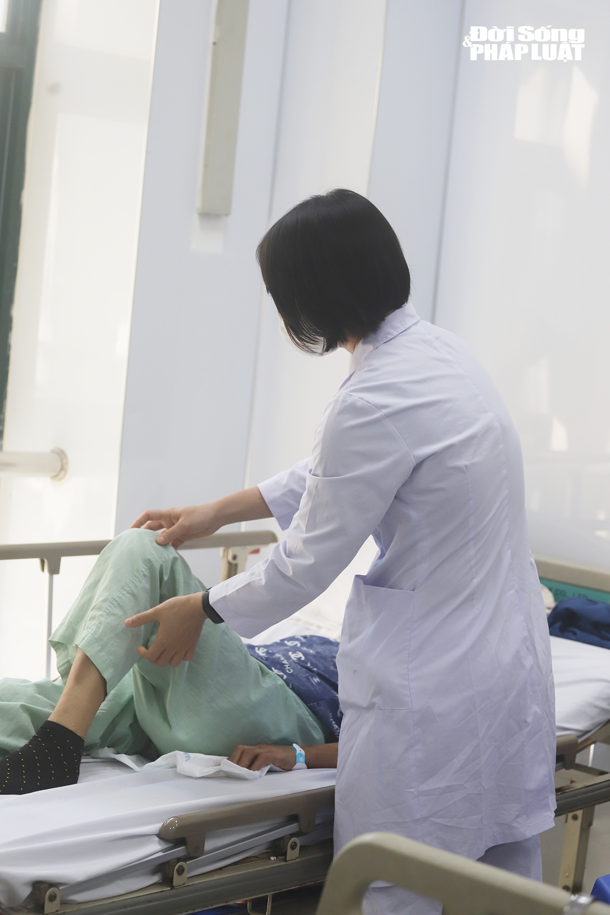 Ca cấp cứu tăng, bác sĩ "chạy đua trong lằn ranh sinh tử" giành giật sự sống cho bệnh nhân đột quỵ mùa lạnh - 5