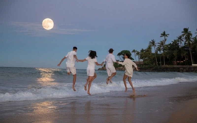 Tại Brazil, người dân đổ ra biển trong đêm giao thừa và nhảy qua 7 con sóng, mỗi con sóng gắn với một điều ước.