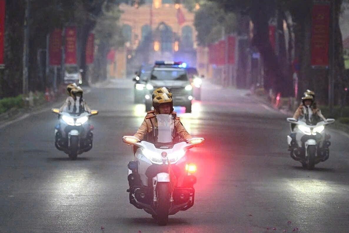 Lực lượng Cảnh sát giao thông giữ vai trò nòng cốt trong công tác bảo đảm trật tự, an toàn giao thông, dẫn đoàn, xếp xe phục vụ Đại hội.