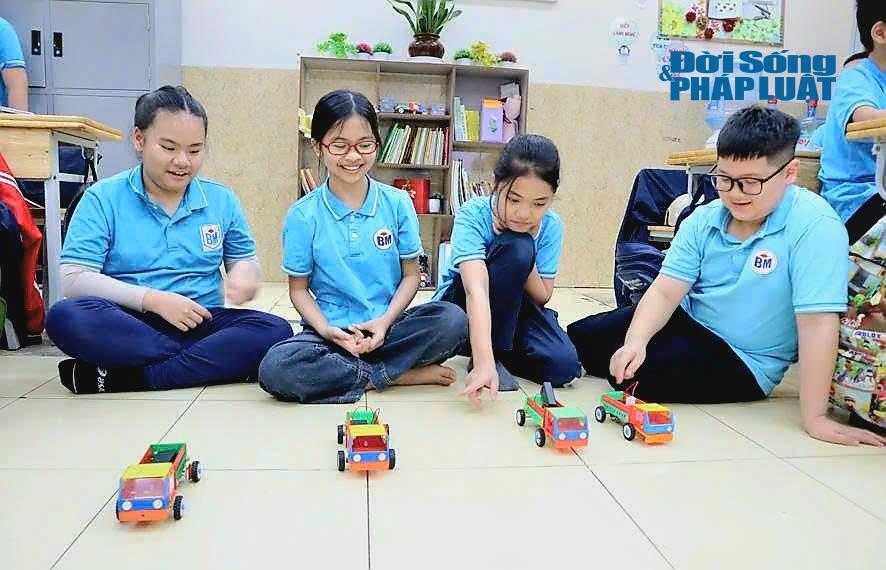 Khoảnh khắc các em cùng nhau tham gia hoạt động nhóm nhỏ đầy hào hứng.