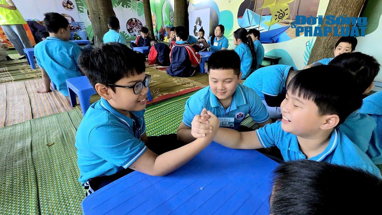 Các em cùng nhau tham gia hoạt động ngoại khóa, lan tỏa tinh thần đoàn kết.