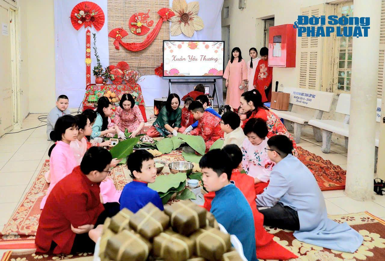 Cô trò Trường Tiểu học Bình Minh trải nghiệm gói bánh chưng trong hoạt động chào xuân.
