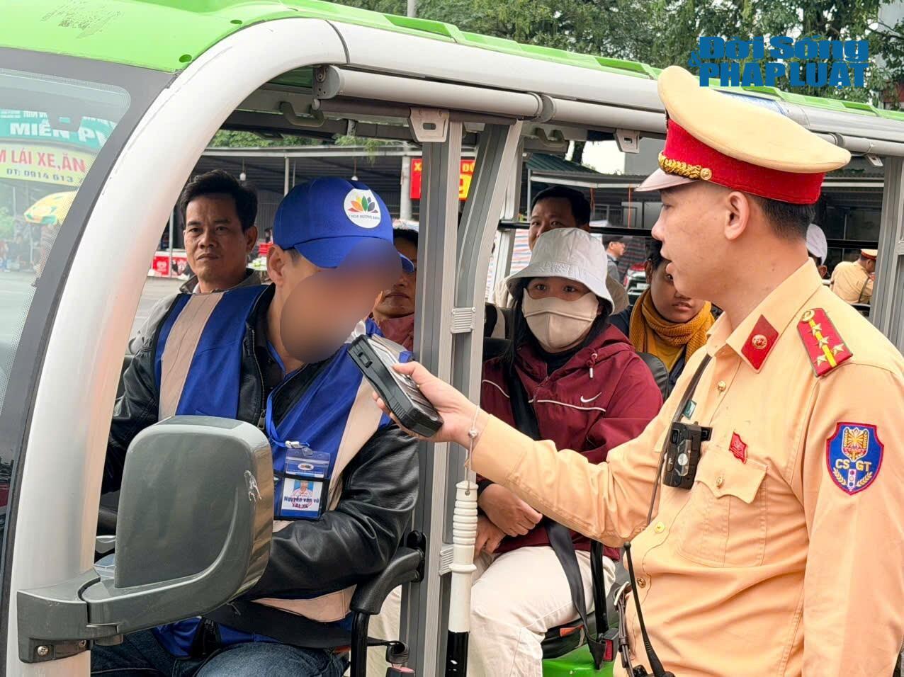 Xe điện chở khách hoạt động tại khu vực Chùa Hương, phục vụ nhu cầu đi lại của du khách mùa lễ hội cũng chấp hành nghiêm.