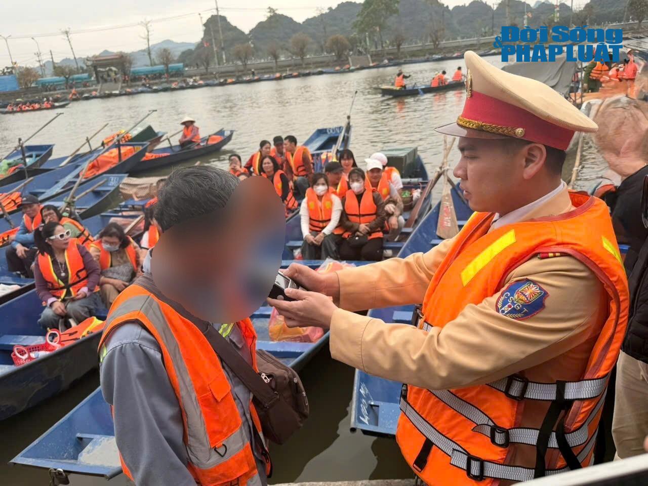 Công tác kiểm tra nồng độ cồn đối với người điều khiển phương tiện được thực hiện nghiêm túc.