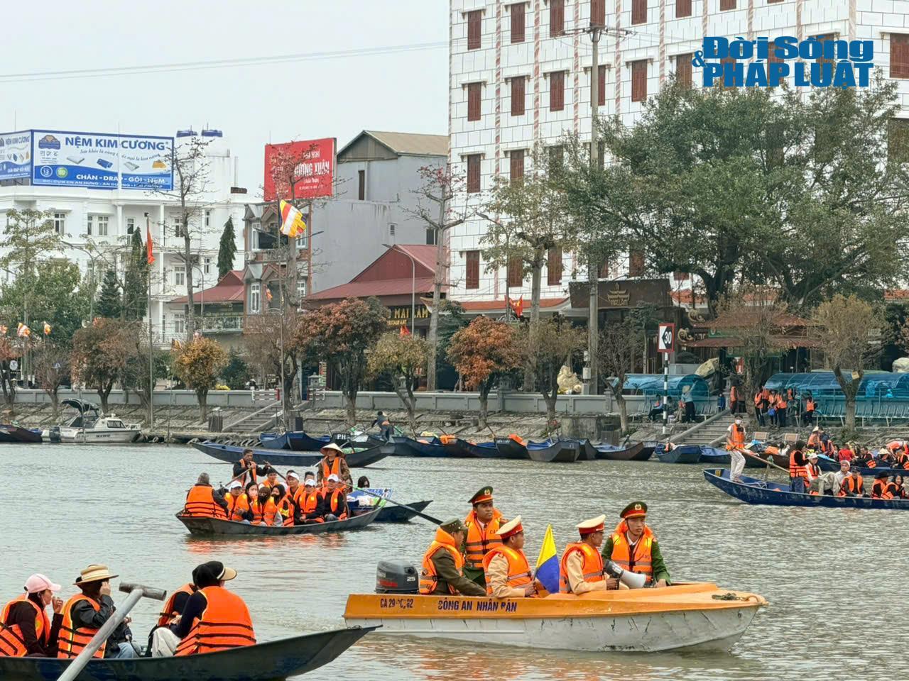 Đội CSGT đường thủy số 2 tuần tra, kiểm soát hoạt động vận chuyển khách tại khu vực Suối Yến.