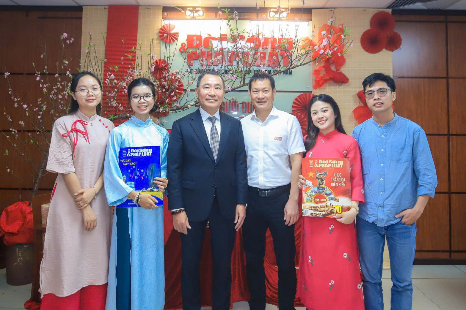 Các phóng viên tại văn phòng đại diện Nam Trung Bộ - Tây Nguyên chụp ảnh cùng Tổng biên tập Phạm Quốc Huy