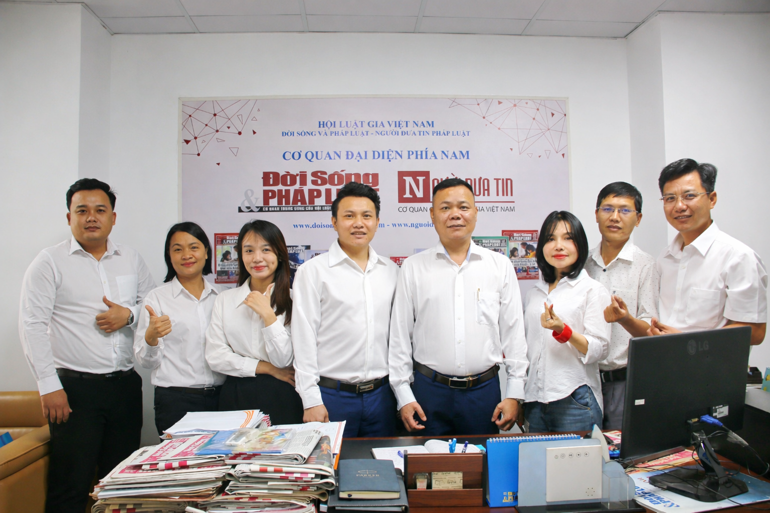 Nhà báo Trần Tiến Dũng cùng đội ngũ phóng viên tác nghiệp tại văn phòng đại diện phía Nam