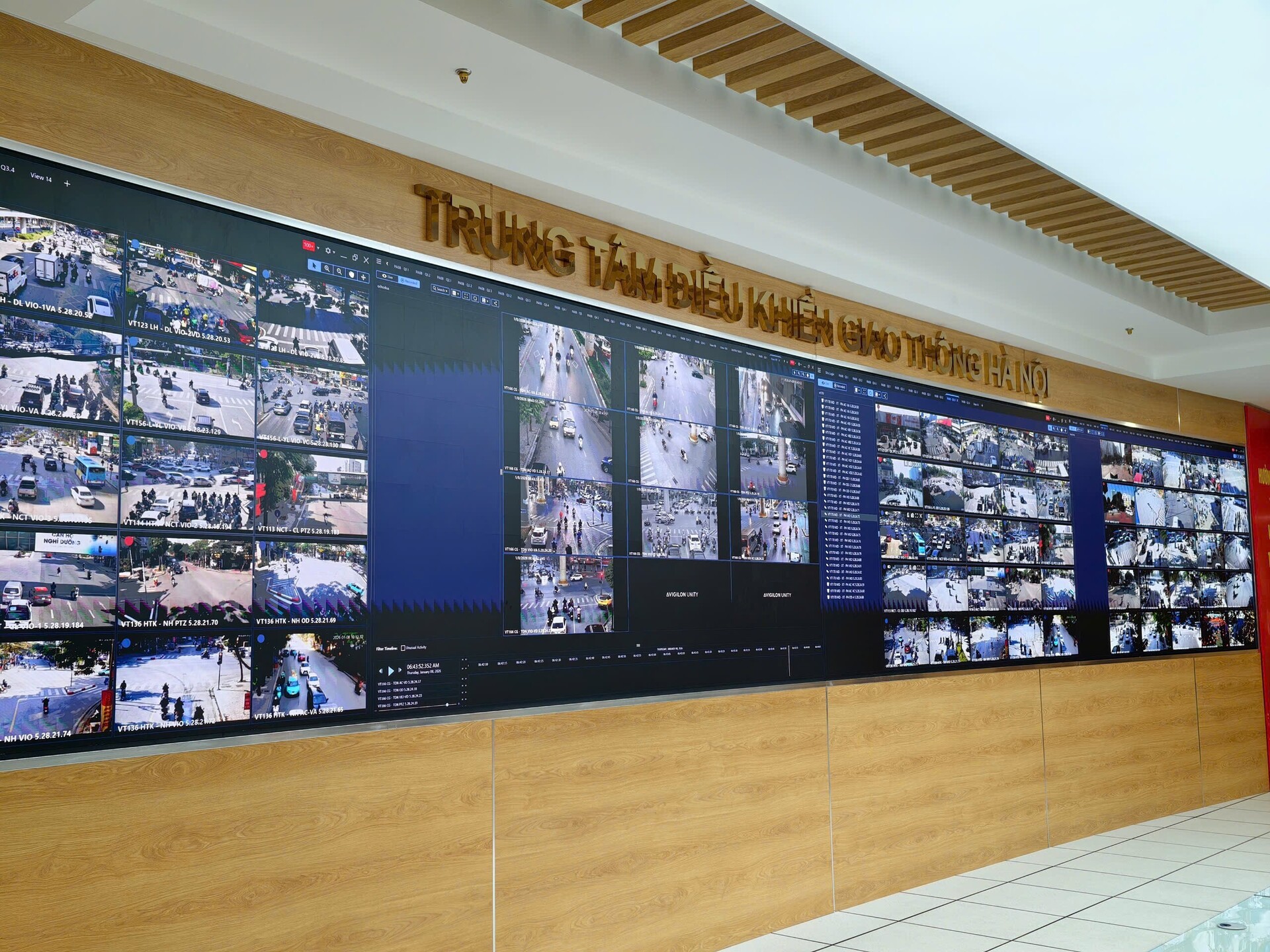 Trung tâm điều khiển giao thông Hà Nội tiếp nhận hình ảnh trực tiếp từ camera trên các tuyến phố.