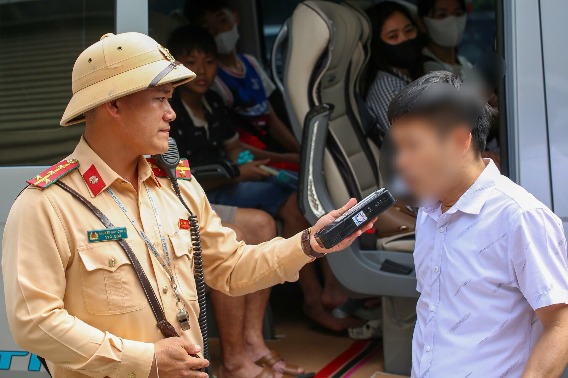 CSGT kiểm tra nồng độ cồn đối với lái xe, xử lý nghiêm vi phạm nhằm bảo đảm an toàn giao thông dịp nghỉ lễ.