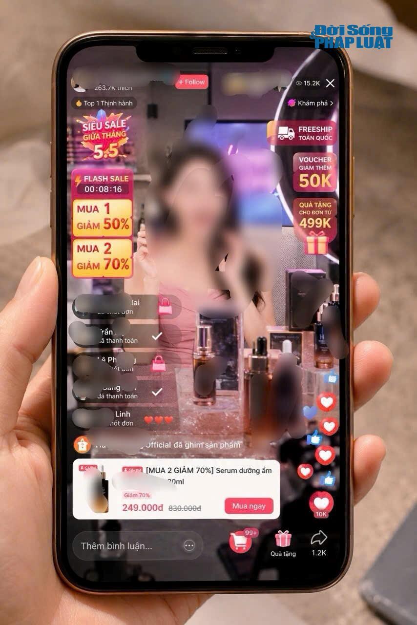 Nhiều người tiêu dùng mua hàng qua livestream mang tính cảm xúc và dễ bị tác động bởi hiệu ứng đám đông. Ảnh minh họa.