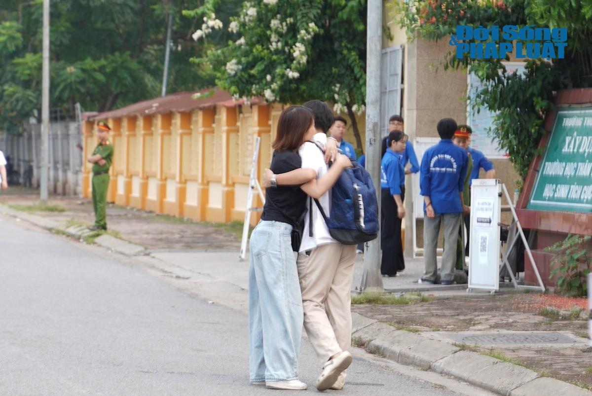 Kỳ thi lớp 10 Hà Nội: 224 điểm thi, hàng nghìn người đồng hành và một mùa thi trọn vẹn - 2