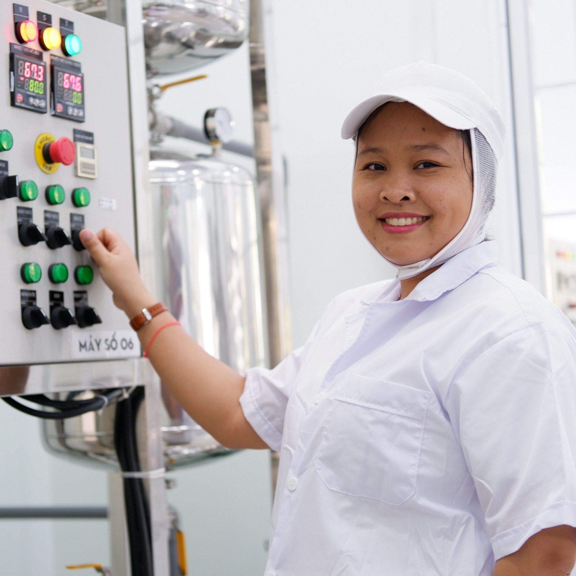 Nữ Thạc sĩ bỏ phố về quê, biến hoa dừa thành sản phẩm xuất khẩu tới 10 quốc gia  - 4