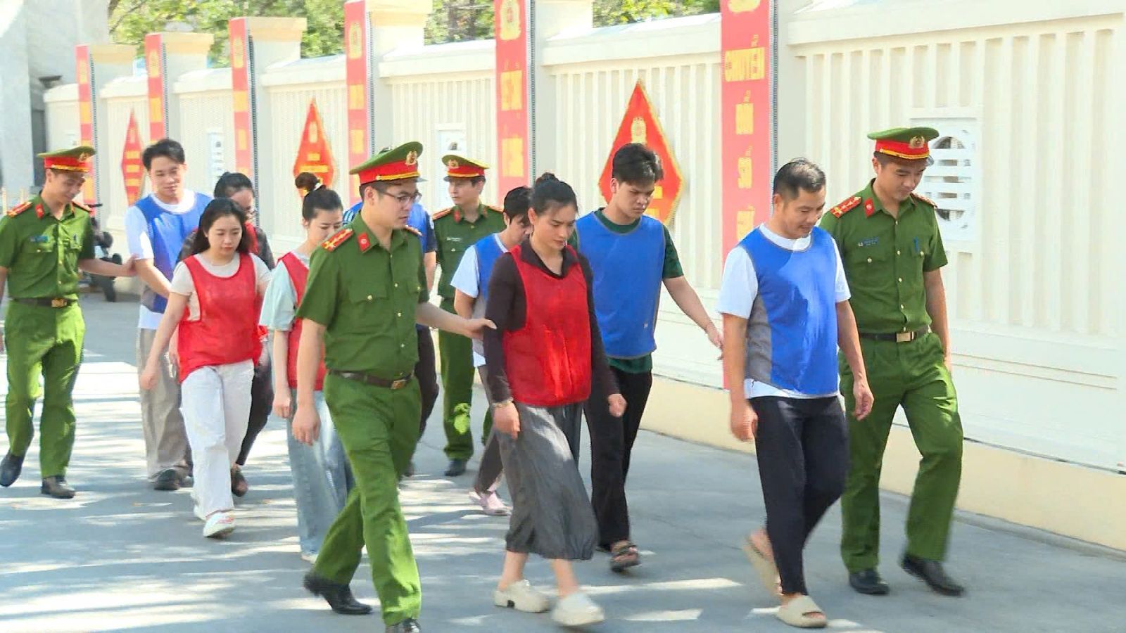 Toàn cảnh đường dây buôn lậu kim cương xuyên quốc gia: Từ "mật mã" tờ USD đến chiêu "rửa" kim cương bằng giấy kiểm định - 4