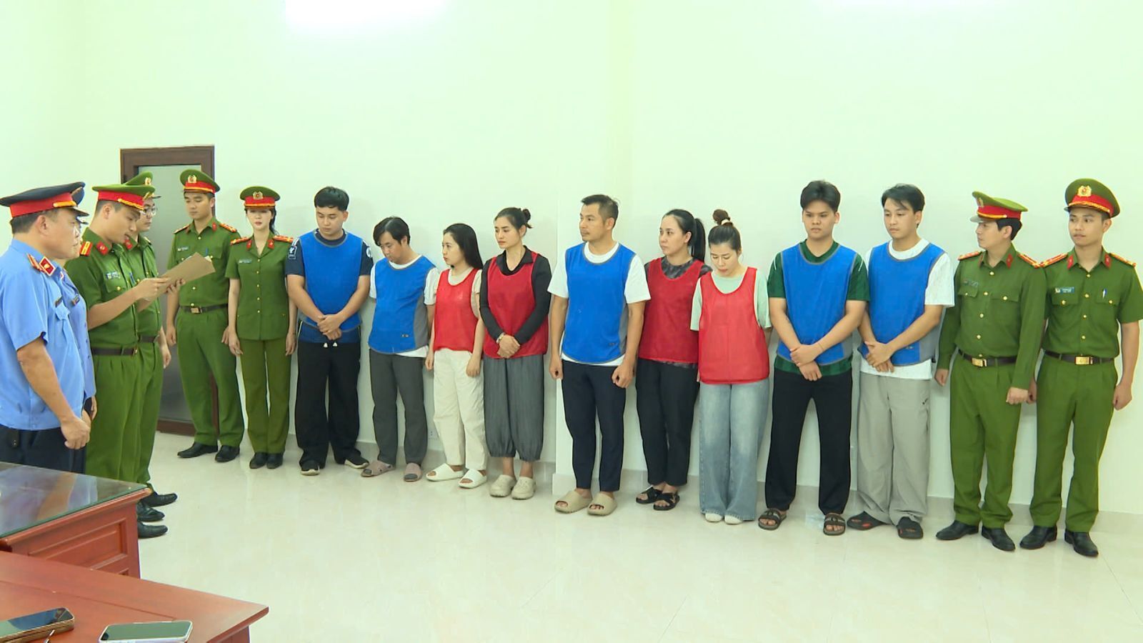 Toàn cảnh đường dây buôn lậu kim cương xuyên quốc gia: Từ "mật mã" tờ USD đến chiêu "rửa" kim cương bằng giấy kiểm định - 3